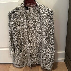 Oversized comfortable warm cardigan with 2 front pockets